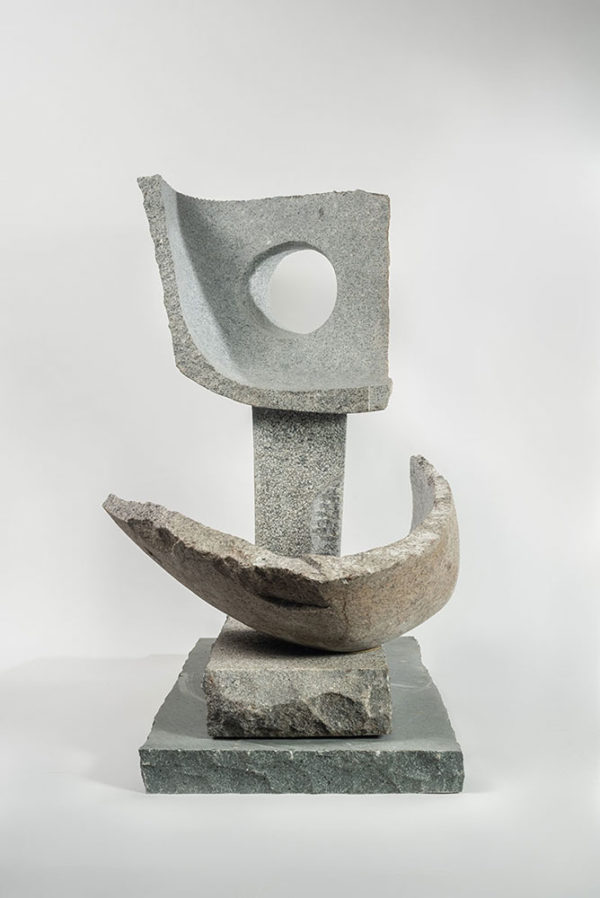 Juan-Luis-Dorr,-Guardian-del-agua,-piedra-granito-tallada,-70-x-70-x-35-cm-galeria-la-sala