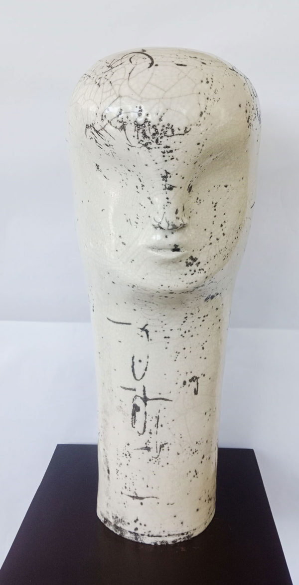 Constanza-Amaral,-Cabeza-II,-ceramica-Raku,-60--x-33-x-33-cm,-base-fierro-90-cm-1900000-galeria-la-sala